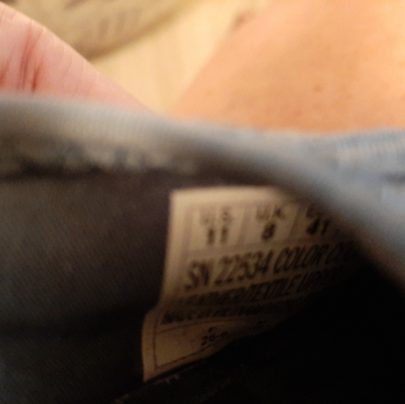 Skechers memory foam shoes. They don’t fit me. - Picture 3 of 14